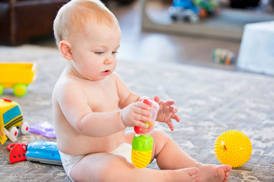 🍼 À quel âge bébé joue ? - jouetsbebe.com