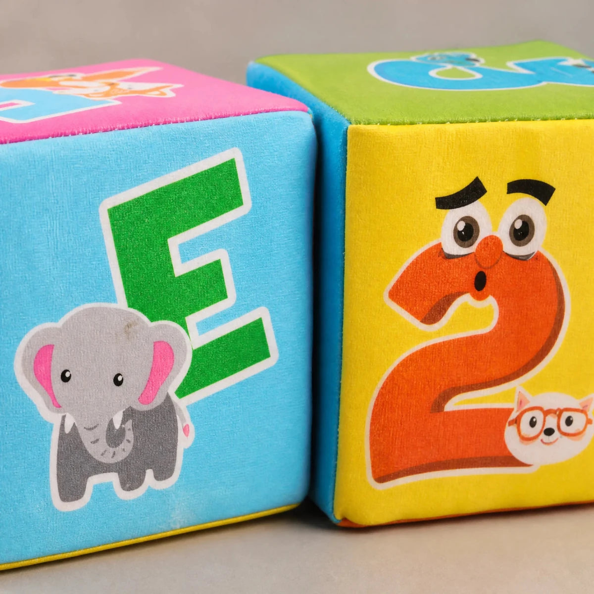Dés Éducatifs Montessori en Mousse – 4 Cubes Lettres et Chiffres - jouetsbebe.com