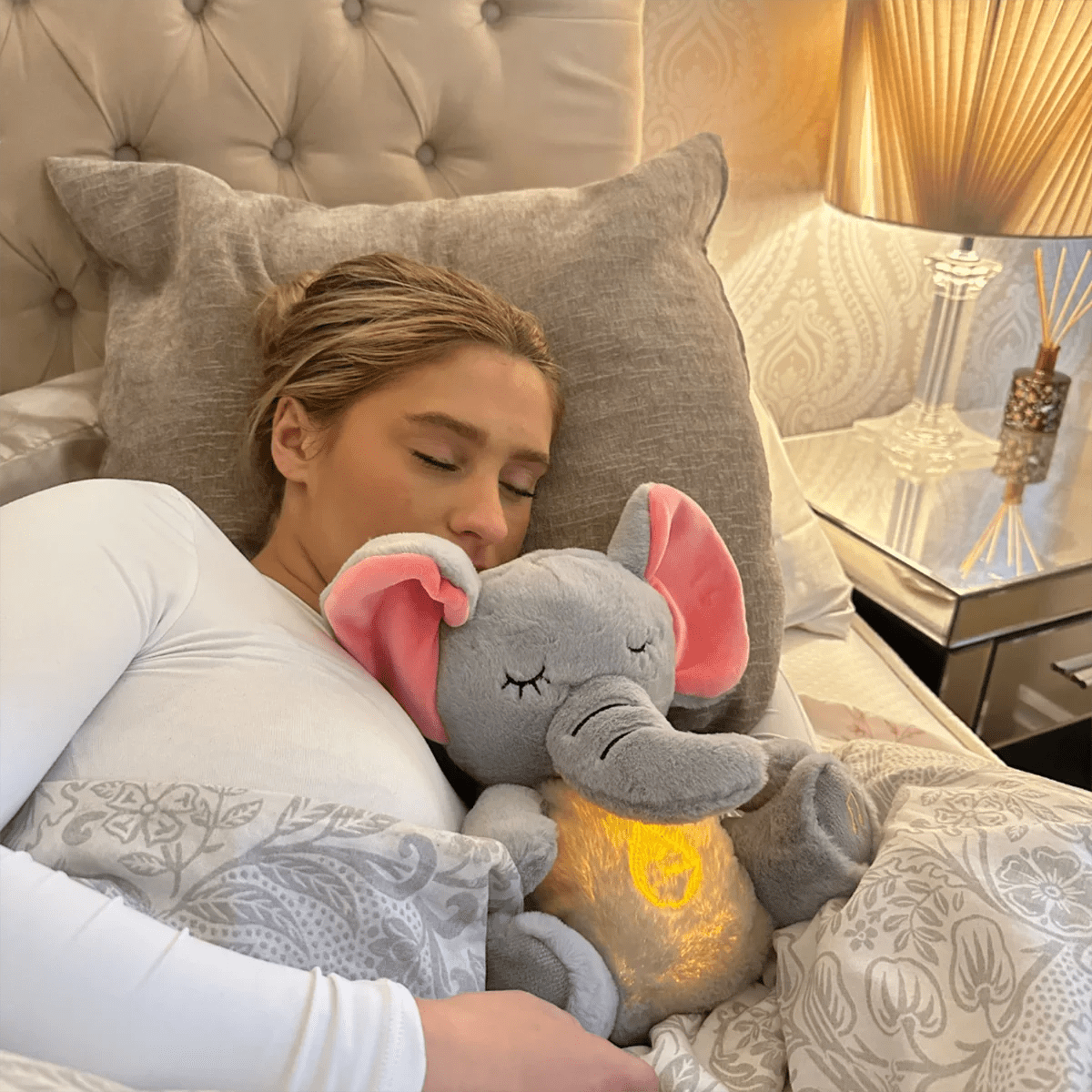 Peluche Éléphant Apaisante – Doudou Respirant Musical & Lumineux 4 Modes - jouetsbebe.com